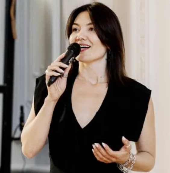 Алёна Усова, основатель модельного агентства SISTERSMODELS в Иркутске, выступает с микрофоном